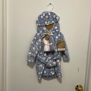 Luxe + Willow 0-9 Months infant bathrobe with washcloths (4 Piece Set)